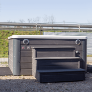 Ocieplone pianą jacuzzi Laguna utrzymuje ciepłą wodę dłużej, oszczędzając energię