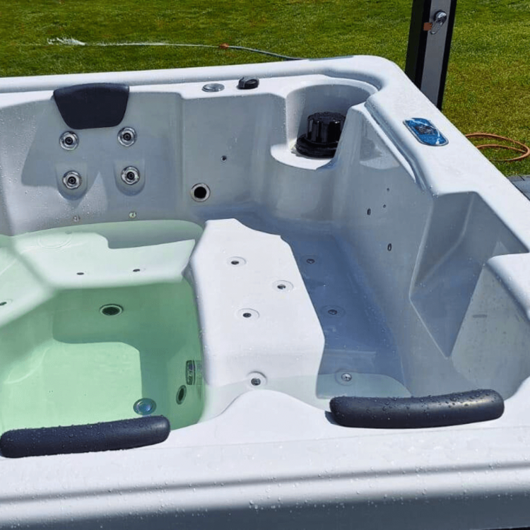 Wkład z trwałego kompozytu w jacuzzi Laguna gwarantuje odporność na uszkodzenia i łatwe utrzymanie czystości