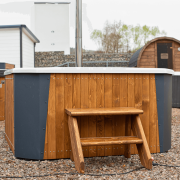 Jacuzzi 193x200 cm dla 4–5 osób – kompaktowe, komfortowe i w pełni personalizowane