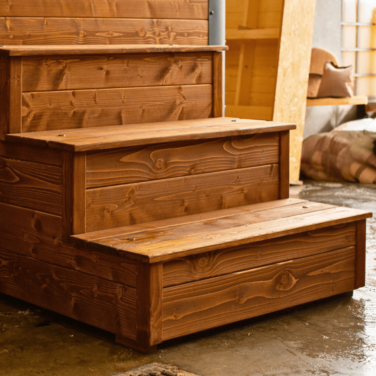 Schody wejściowe do jacuzzi – funkcjonalny i solidny element wyposażenia