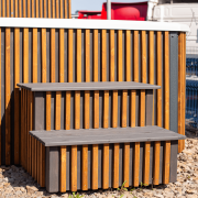 Duże schody wejściowe do jacuzzi – wygodne i stabilne wejście do kąpieli