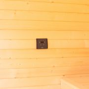 Komora sauny wykonana z jasnego świerku – naturalny, elegancki design