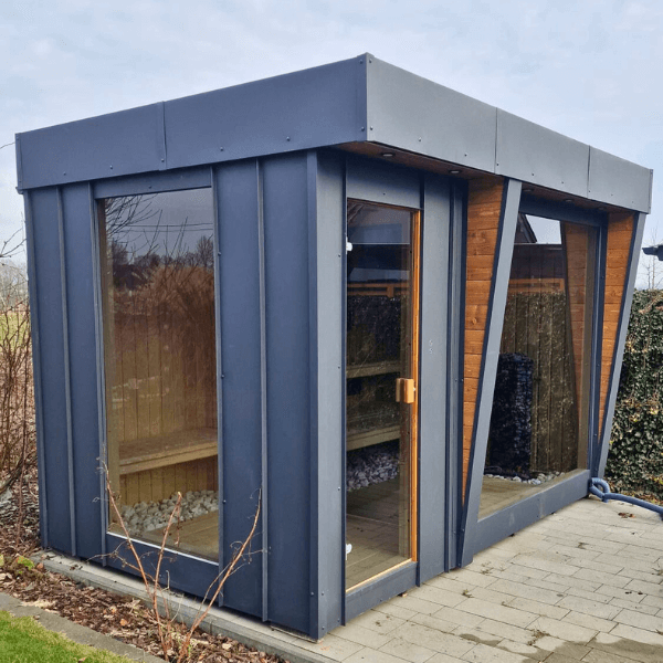 Sauna ogrodowa Abachi Aura z elewacją z blachy na rąbek stojący, nowoczesna bryła 3,5 × 2,2 m