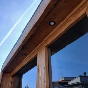 Podświetlenie elewacji sauny ogrodowej po zmroku