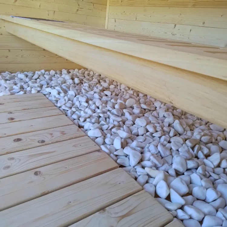 Sauna z dachem jednospadowym i strefą relaksu na zewnątrz