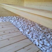 Sauna z kamieniami ozdobnymi i strefą relaksu na zewnątrz