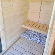 Detal wykończenia wnętrza sauny – przedsionek przed sauną