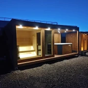 Duża sauna  Mokko po zmierzchu – wymiary 6x2,5 m z przeszkleniem
