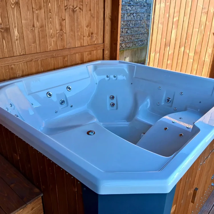 Jacuzzi ogrodowe pod zadaszeniem sauny – ochrona przed deszczem i słońcem