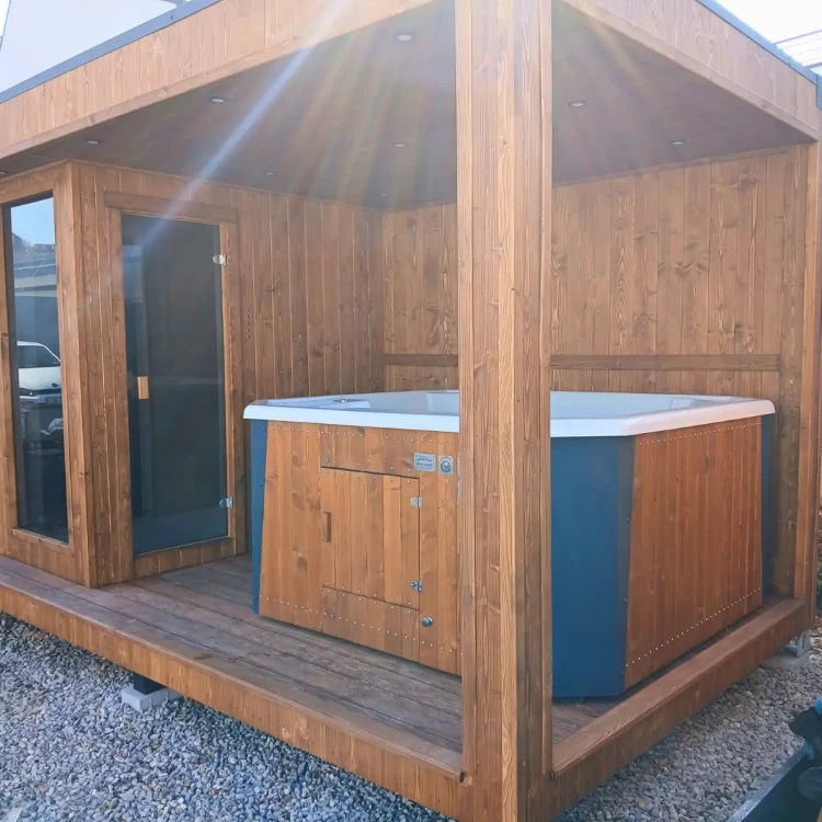 Zadaszony taras z jacuzzi – detal konstrukcji sauny ogrodowej