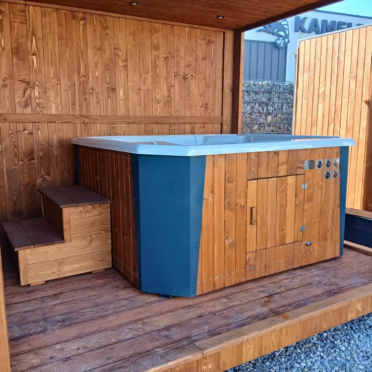 Nowoczesna niecka jacuzzi zintegrowana z bryłą sauny zewnętrznej