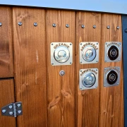 Detal wykończenia jacuzzi z drewna świerkowego