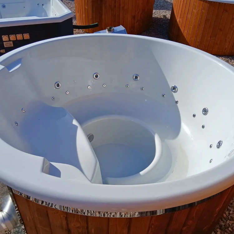 System hydromasażu w jacuzzi – zbliżenie na 8 dysz wodnych