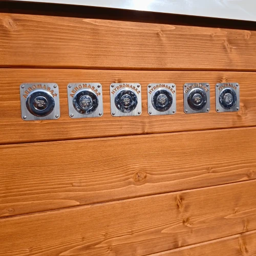 Elegancka zabudowa drewniana największej balii kwadratowej Mokko