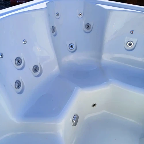 System 28 dysz masujących w dużym jacuzzi kwadratowym 215x215