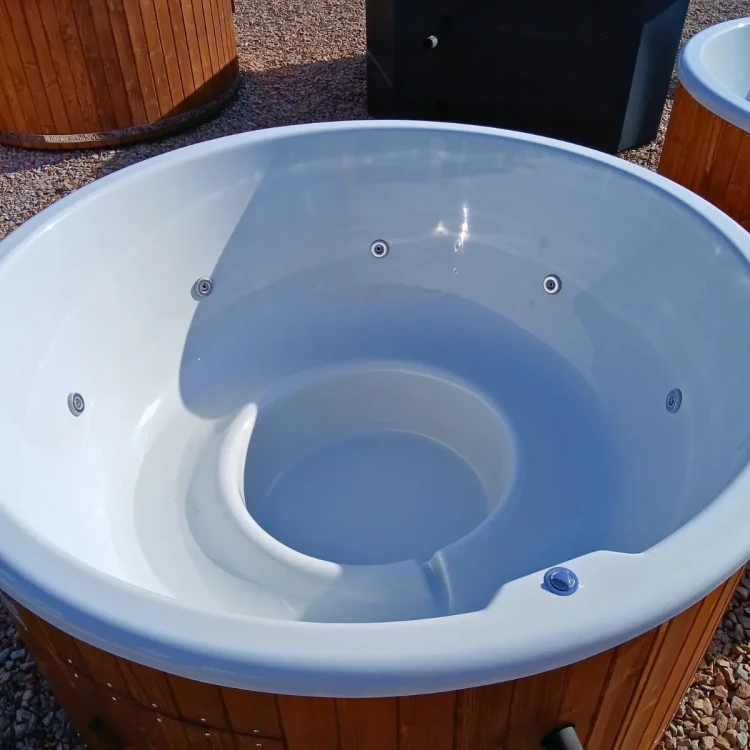 Nowoczesne jacuzzi z piecem zewnętrznym i zestawem 8 dysz wodnych