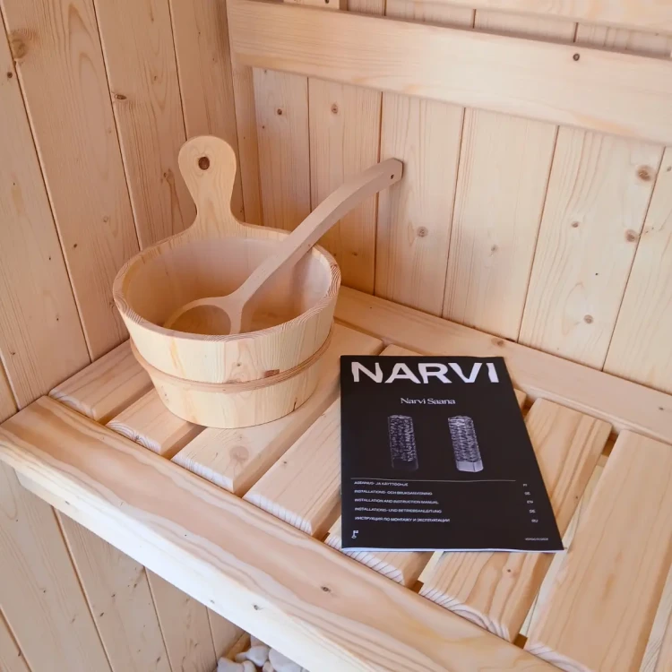 Detal drewnianej chochli i wiadra  w strefie relaksu sauny