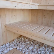 Jasne wnętrze sauny Bartek z ławkami narożnymi na dwóch poziomach