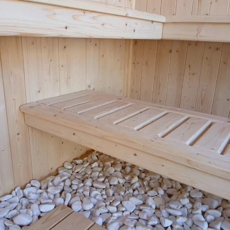 Jasne wnętrze sauny Bartek z ławkami narożnymi na dwóch poziomach