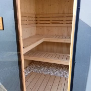 Elewacja sauny Bartek: połączenie antracytowej blachy i impregnowanego świerku