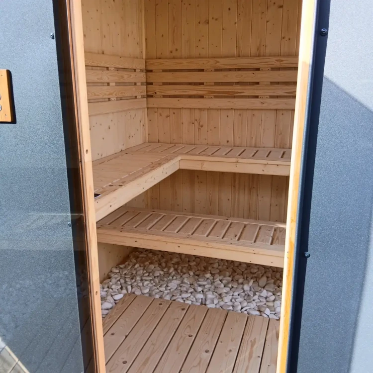 Elewacja sauny Bartek: połączenie antracytowej blachy i impregnowanego świerku