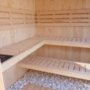 Jasne drewno świerkowe we wnętrzu sauny – atmosfera domowego spa