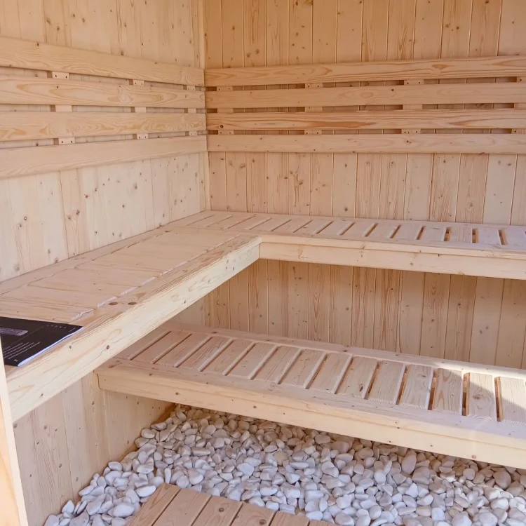 Jasne drewno świerkowe we wnętrzu sauny – atmosfera domowego spa