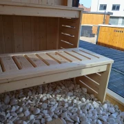 Widok na dwa poziomy siedzisk w kompaktowej saunie ogrodowej