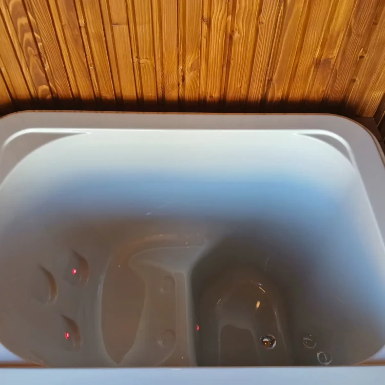 Bania do morsowania umieszczona pod dachem przy saunie