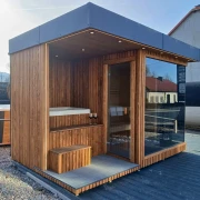 Luksusowy kompleks spa Mokko: nowoczesna sauna z szyba narożną i banią do morsowania pod daszkiem