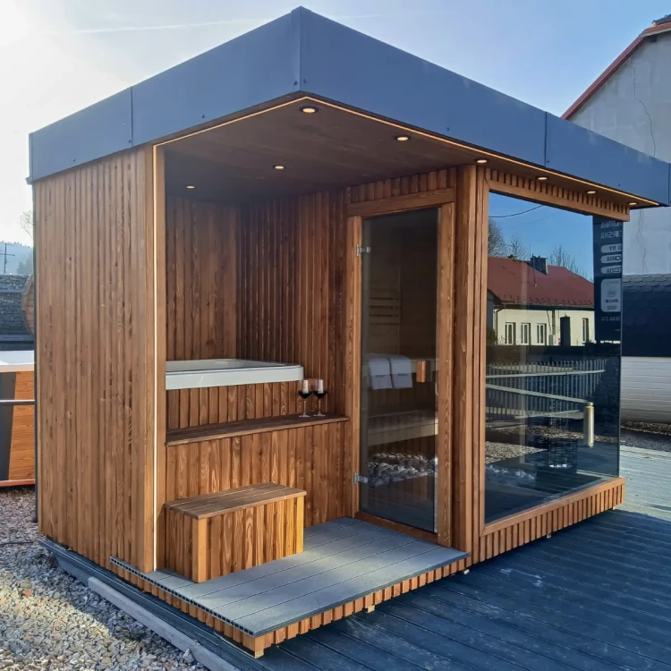 Luksusowy kompleks spa Mokko: nowoczesna sauna z szyba narożną i banią do morsowania pod daszkiem