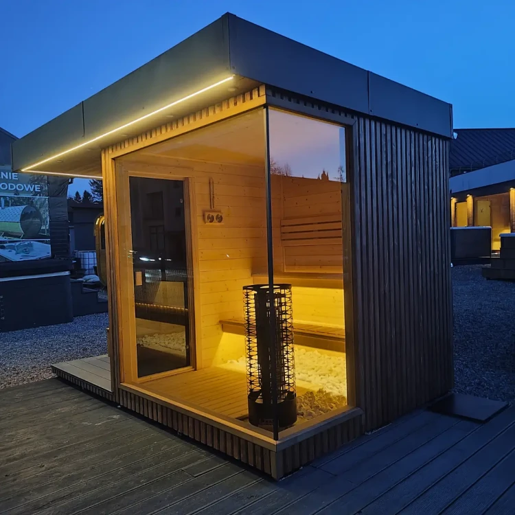 Solidna konstrukcja szkieletowa luksusowej sauny z banią do morsowania