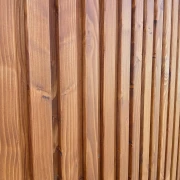 Elewacja wewnętrzna lamelowa i ciemne okucie dachu – minimalizm i styl