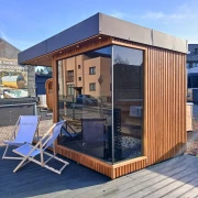 Designerski dom wellness z elewacją lamelową i płaskim dachem z blachy