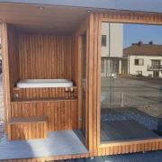 Panoramiczna szyba narożna zapewniająca widok z wewnątrz sauny na ogród