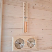 Elewacja wewnętrzna z lameli świerku syberyjskiego – nowoczesny wygląd sauny