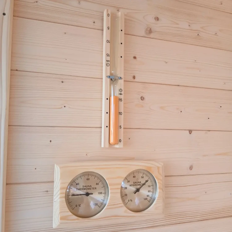 Elewacja wewnętrzna z lameli świerku syberyjskiego – nowoczesny wygląd sauny