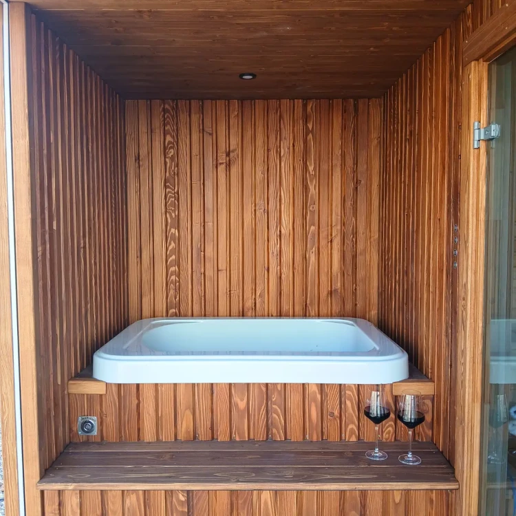 Bezpieczne wejście do sauny: szklane drzwi i drewniane wykończenie