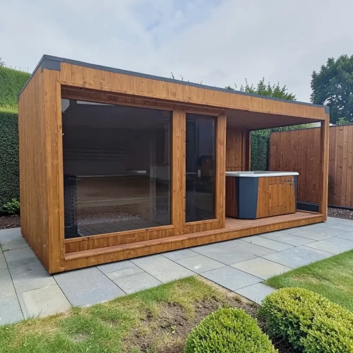 Nowoczesny kompleks ogrodowy: sauna 6 x 2,5 m z wbudowanym jacuzzi.