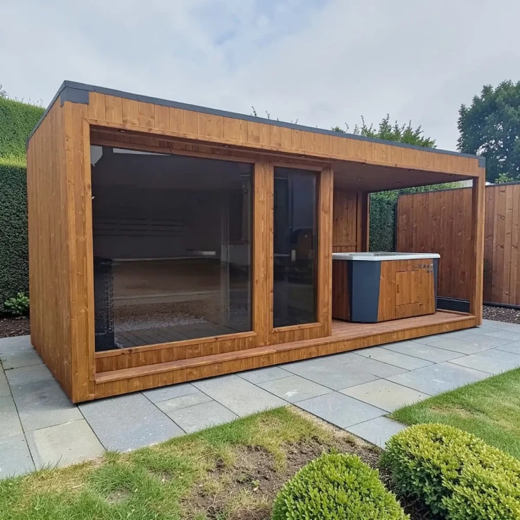 Nowoczesny kompleks ogrodowy: sauna 6 x 2,5 m z wbudowanym jacuzzi.
