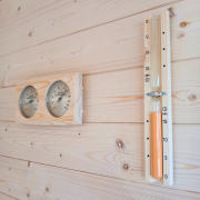 Detale wyposażenia sauny modułowej: elektryczny piec 9 kW z kamieniami oraz ukryte oświetlenie LED pod bezpiecznymi ławkami abachi