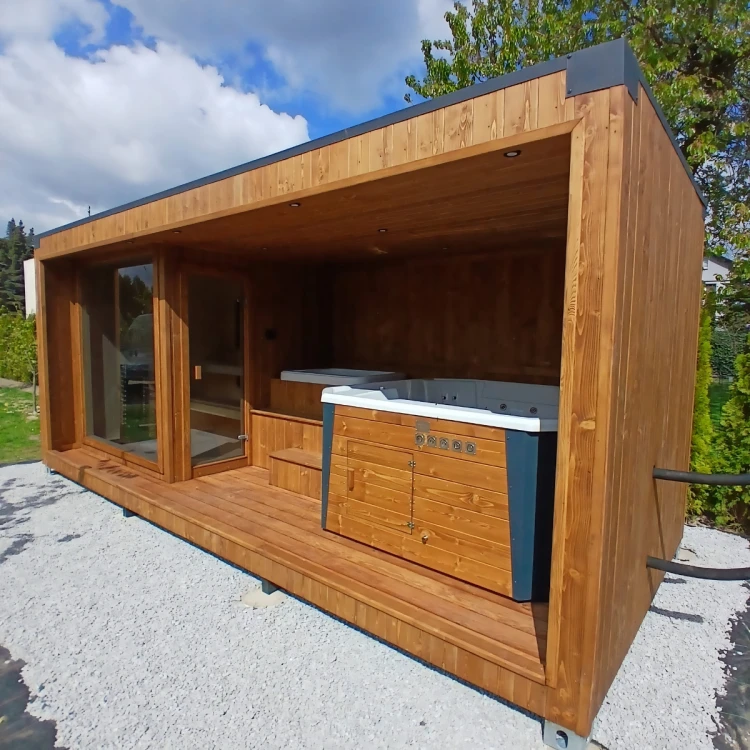 Nowoczesna sauna ogrodowa 6x2,5m z systemem 7 promienników IR, zintegrowanym jacuzzi i balią do morsowania.