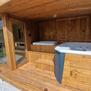 Ekskluzywny moduł SPA 6x2,5m: sauna z technologią podczerwieni (7 lamp IR), hydromasaż i balia do morsowania.