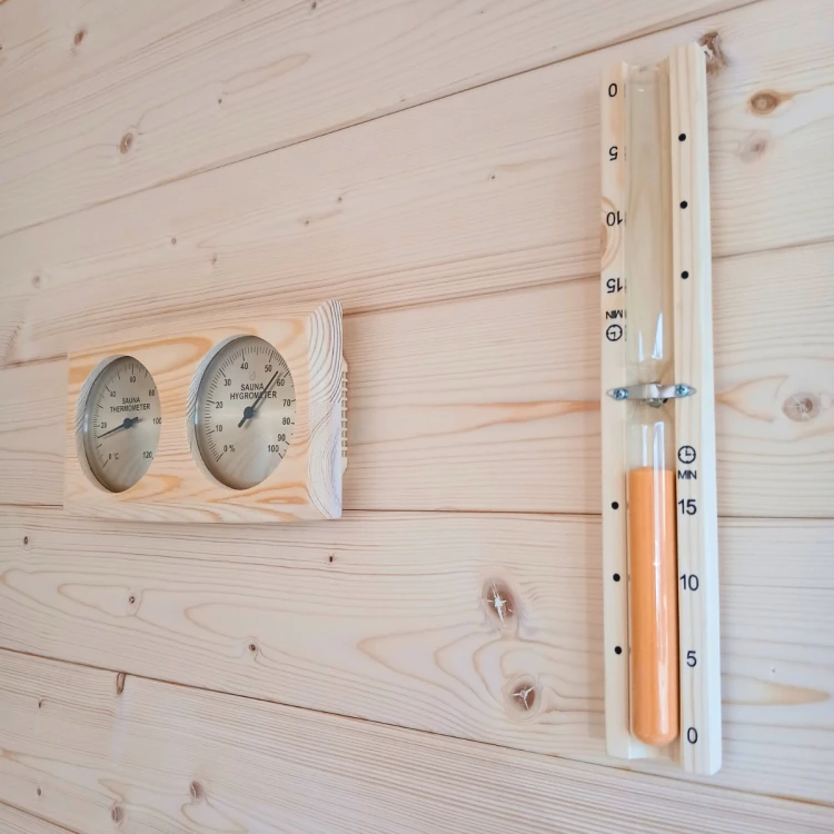Wyposażenie sauny: wydajny piec 9 kW, system 7 lamp IR, oświetlenie LED i komfortowe ławki z drewna abachi.