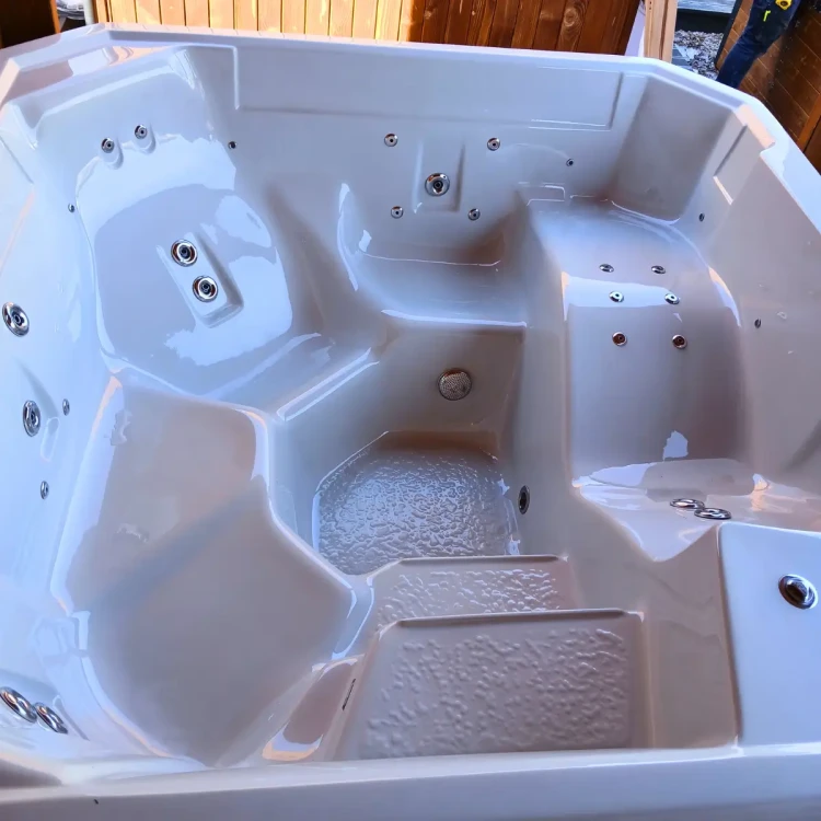 Zintegrowane jacuzzi ogrodowe w kompleksie SPA 6x2,5m z sauną IR.