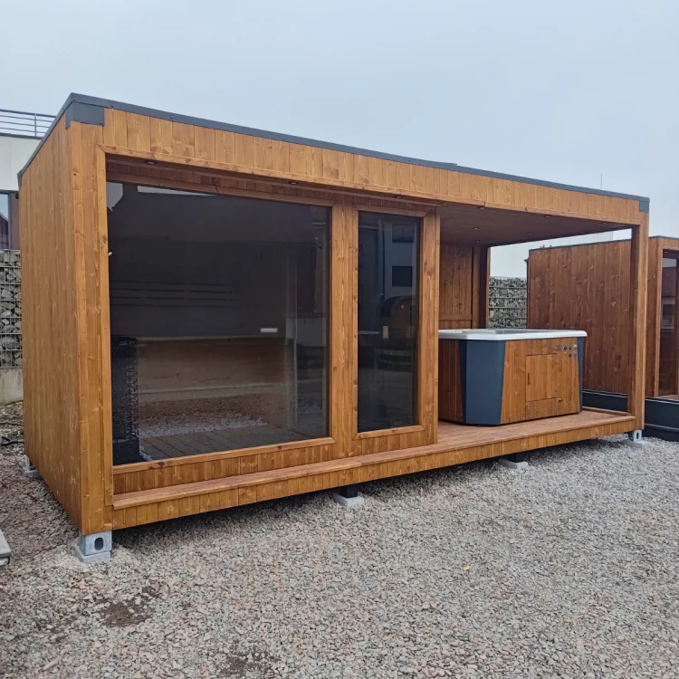 Kompleks SPA 6x2,5m: sauna fińska z 7 lampami IR, jacuzzi i strefa wypoczynkowa w ogrodzie.