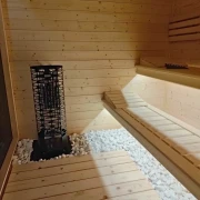 Oświetlenie zewnętrzne i jacuzzi przy saunie IR – idealne warunki do relaksu.
