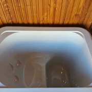 Bania do morsowania umieszczona pod dachem przy saunie z lampami IR