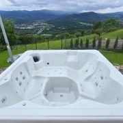 Wnętrze jacuzzi ogrodowego: system dysz wodno-powietrznych i oświetlenie Gwiezdne Niebo