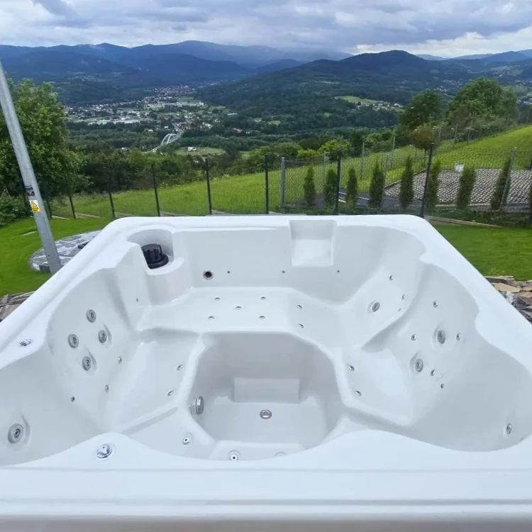 Wnętrze jacuzzi ogrodowego: system dysz wodno-powietrznych i oświetlenie Gwiezdne Niebo